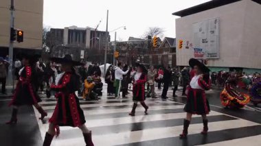 TORONTO, Kanada - 17 Mart 2025: Toronto, Ontario, Kanada 'da Aziz Patrick Günü Geçidi. Törene katılanlar renkli geleneksel kostümlerle Latin Amerika topluluğunun üyeleridir..