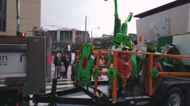 TORONTO, CanADA - 17 Mart 2025: Toronto, Ontario, Kanada 'da Aziz Patrick Günü geçit töreni. Törene katılanlar Şehir Bahçesi 'nin platformu. Torontos kentsel alanları yaratan ve güzelleştiren peyzaj tasarım şirketidir..