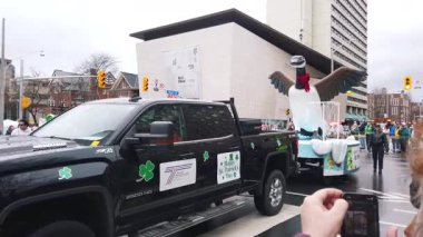 TORONTO, CanADA - 17 Mart 2025: Toronto, Ontario, Kanada 'da Aziz Patrick Günü geçit töreni. Kanadalı kaz figürlü bir platform. Tatil için tebrik ederim..