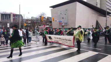 TORONTO, CanADA - 17 Mart 2025: Toronto, Ontario, Kanada 'da Aziz Patrick Günü geçit töreni. Silindir Şapka Yürüyüş Orkestrası üyeleri geçit törenine katılın..