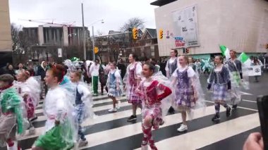TORONTO, CanADA - 17 Mart 2025: Toronto, Ontario, Kanada 'da Aziz Patrick Günü geçit töreni. Parad 'ın katılımcıları geleneksel kostümler içinde İrlanda dansı yapan bir grup kız ve Toronto Kano Vakfı..