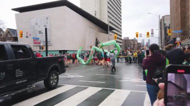 TORONTO, CanADA - 17 Mart 2025: Toronto, Ontario, Kanada 'da Aziz Patrick Günü geçit töreni. Dans ekibi Yeşil Ejder 'in hayali hareketlerini dalgalı bir şekilde taklit ediyor..
