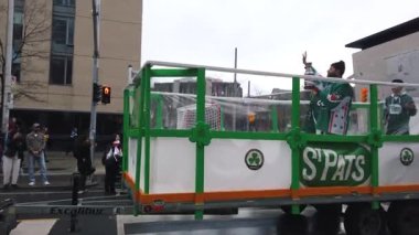 TORONTO, CanADA - 17 Mart 2025: Toronto, Ontario, Kanada 'da Aziz Patrick Günü geçit töreni. Törene katılanların platformu, hokey oyuncularıyla bir hokey sahası şeklinde..