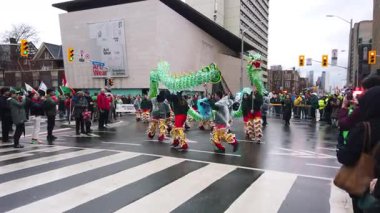 TORONTO, CanADA - 17 Mart 2025: Toronto, Ontario, Kanada 'da Aziz Patrick Günü geçit töreni. Dans ekibi Yeşil Ejder 'in hayali hareketlerini dalgalı bir şekilde taklit ediyor..