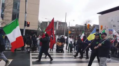 TORONTO, CanADA - 17 Mart 2025: Toronto, Ontario, Kanada 'da Aziz Patrick Günü geçit töreni. Kanada, İrlanda, Ukrayna, İlçe Mayo, Maigh Eo (Kuzey İrlanda) bayrak taşıyıcıları Birleşik Birlik Yerel 46. 