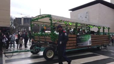 TORONTO, CanADA - 17 Mart 2025: Toronto, Ontario, Kanada 'da Aziz Patrick Günü geçit töreni. Ontario, Kanada 'daki Büyük Toronto Bölgesi' nin dışında yer alan iyimser mezunlar, pirinç ve perküsyon topluluğu geçit törenine katılıyor..