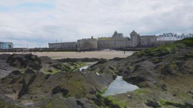 Bölge içi Muros manzarası ve Saint-Viccent Katedrali 'nin kulesi Manş Denizi' nin alçak akıntısıyla kıyı kayalıklarından görülüyor. Saint-Malo, Ille-et-Vilaine, Brittany, Fransa.