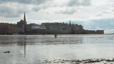 Bölge içi Muros manzarası ve Saint-Viccent Katedrali 'nin kulesi. Manş Denizi' nin altındaki kumlu sahilden. Saint-Malo, Ille-et-Vilaine, Brittany, Fransa.