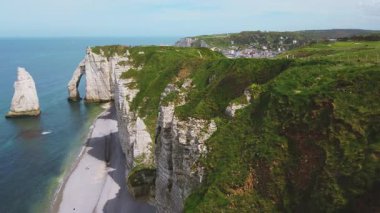 Beyaz tebeşir kayalıklarının panoramik üst manzarası, yeşil yamaçlar, doğal kemerler, Etretat Tebeşir Kompleksi 'ndeki Falaise La Manneporte ve Jambourg plajları, Manche Kanalı (İngiliz Kanalı), Normandiya, Fransa.