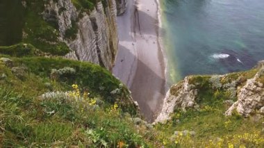 Beyaz tebeşir kayalıklarının panoramik üst manzarası, yeşil yamaçlar, doğal kemerler, Etretat Tebeşir Kompleksi 'ndeki Falaise La Manneporte ve Jambourg plajları, Manche Kanalı (İngiliz Kanalı), Normandiya, Fransa.