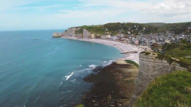 Beyaz tebeşir kayalıklarının panoramik üst manzarası, yeşil yamaçlar, doğal kemerler, Etretat Tebeşir Kompleksi 'ndeki Falaise La Manneporte ve Jambourg plajları, Manche Kanalı (İngiliz Kanalı), Normandiya, Fransa.
