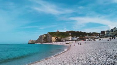 Düşük gelgit, tebeşir kayalıkları, doğal kemerler, Amont Kayalıkları, Tilleul Sahili, Etretat Tebeşir Kompleksi, la Manche Kanalı (İngiliz Kanalı), Normandiya, Fransa.