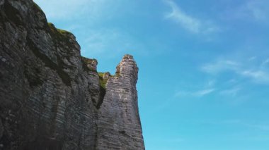 Beyaz tebeşir kayalıklarının panoramik görüntüsü, güneşli bahar gününde Etretat Tebeşir Kompleksi 'nde belirgin oluşum, Manche Kanalı (İngiliz Kanalı), Normandiya, Fransa.