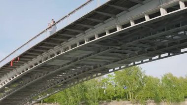 Sen nehri kıyısında bir tekne gezisi. Bir tekne Seine Nehri, Paris, Fransa üzerindeki bir köprünün metal yapılarının altından geçiyor..