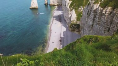 Beyaz tebeşir kayalıklarının panoramik üst manzarası, yeşil çimlerle kaplı yamaçlar, Jambourg plajı, doğal kemerler, uçurumlar Beyaz Fil ve L 'Aiguille bahar güneşli bir günde Etretat Tebeşir Kompleksi' nde, la Manche Kanalı (İngiliz Kanalı), Normandiya, Fransa.
