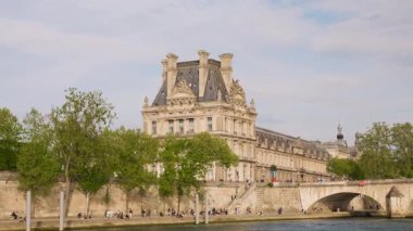 Sen nehri kıyısında bir tekne gezisi. Seine Nehri manzarası, toprak seti, Pont du Atlıkarınca köprüsü ve Louvre Sarayı 'nın inşaatı, Paris, Fransa.