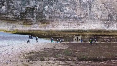 ETRETAT, FRANCE - 22 Nisan 2025: Kayalık kıyı şeridi boyunca, güneşli bahar gününde Etretat Tebeşir Kompleksi 'nde, la Manche Kanalı (İngiliz Kanalı), Normandiya, Fransa.