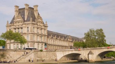 Sen nehri kıyısında bir tekne gezisi. Seine Nehri manzarası, toprak seti, Pont du Atlıkarınca köprüsü ve Louvre Sarayı 'nın inşaatı, Paris, Fransa.
