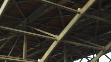Sen nehri kıyısında bir tekne gezisi. Turistlerle dolu bir tekne, Paris, Fransa 'daki Pont des Arts adlı demir köprünün metal yapıları altında yelken açıyor..