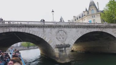PARIS, FRANCE - 21 NİSAN 2025: Pont Saint-Michel, 4. bölge, Paris.