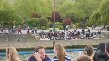 PARIS, FRANCE - 21 NİSAN 2025: İlkbaharda Cite Adası 'nda (Ile de la Cite) turist gezisi yapan bir teknenin güvertesinden manzara.