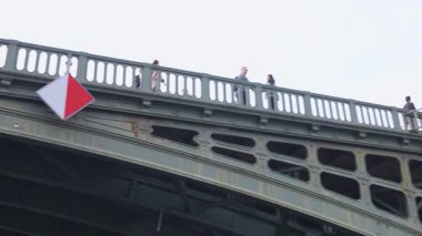 Sen nehri kıyısında bir tekne gezisi. Paris, Fransa 'nın IV ve V arrondissements of Pont de Sully' nin yeşil metal yapıları altında bir tekne yol alır. Seine Nehri, köprü ve set manzarası.