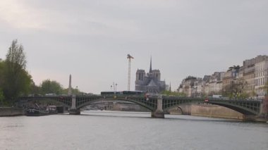 Sen nehri kıyısında bir tekne gezisi. Seine Nehri manzarası, Pont de Sully ve Notre-Dame de Paris 'in yeşil metal yapıları, Paris, Fransa.
