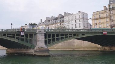 Sen nehri kıyısında bir tekne gezisi. Seine Nehri manzarası, kemer köprüsünün yeşil metal yapıları Pont de Sully, 4. Bölge, Paris, Fransa.