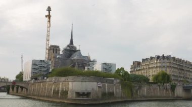 Sen nehri kıyısında bir tekne gezisi. Seine Nehri manzarası, ada de Cite, Notre-Dame de Paris, ve iki köprü, Archeveche Köprüsü Pont de l 'Archeveche ve Saint-Louis Köprüsü.