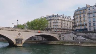 Sen nehri kıyısında bir tekne gezisi. Seine Nehri manzarası, kemer köprüsü Pont Louis-Philippe ve Paris, Fransa seti üzerinde dinlenen insanlar..