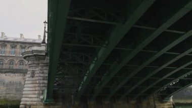 Sen nehri kıyısında bir tekne gezisi. Fransa 'nın Paris, Seine Nehri üzerindeki Pont Notre-Dame köprüsünün yeşil metal yapıları altında bir tekne yol alır. Seine Nehri, köprü ve set manzarası.