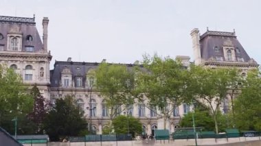 Paris, Fransa 'nın dördüncü semtindeki bir belediye binası olan Rönesans Stili Hotel de Ville manzarası. 1357 yılından beri Paris belediyesinin merkezi konumundadır. Pont d 'Arcole köprüsünün altından bir tekne geçiyor..