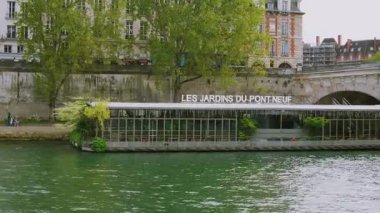 PARIS, FRANCE - 21 NİSAN 2025: Seine Nehri manzarası, Cite Adası, Jardins du Pont-Neuf Oteli ve Pont Neuf Köprüsü.