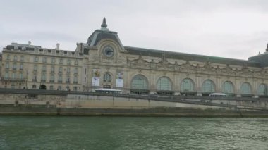 PARIS, FRANCE - 21 NİSAN 2025: Seine Nehri manzarası, toprak seti, Beaux-arts tarzında Orsay Müzesi. Orsay Müzesi güzel sanatlar müzesidir..