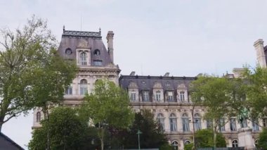 PARIS, FRANCE - 21 Nisan 2025: Paris 'in 4. semtindeki Pont d' Arcole 'da bir belediye binası olan Rönesans Stili Hotel de Ville manzarası. Hotel de Ville 1357 yılından beri Paris belediyesinin merkezi konumundadır..