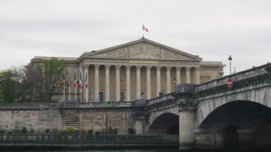 Sen nehri kıyısında bir tekne gezisi. Seine Nehri manzarası, set seti, Pont de la Concorde köprüsü ve Neoklasik Saray Burbon. Köprünün duvarları yıkılmış Bastille 'den boyut taşları alınmıştı..