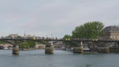 Sen nehri kıyısında bir tekne gezisi. Seine Nehri manzarası, toprak seti, Pont des Arts, Fransa Enstitüsü ve tekneler, Paris, Fransa.