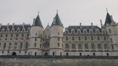 Sen nehri kıyısında bir tekne gezisi. Fransa 'nın başkenti Paris' te eski bir adliye sarayı ve cezaevi olan görkemli ortaçağ Conciergerie Sarayı manzarası, Palais de Justice 'in altındaki Ada Sitesi' nin (Ile de la Cite) batı tarafında yer alıyor..