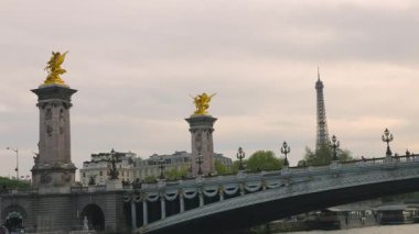Seine Nehri manzarası, tek kemerli köprü Pont Alexandre III ve Eyfel Kulesi akşam gökyüzüne karşı Paris, Fransa. Yaldızlı heykeller Pegasus 'u dizginleyen şöhretler köprünün duvar kirişlerinin üzerinde..
