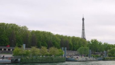 Sen nehri kıyısında bir tekne gezisi. Seine Nehri manzarası, demirlemiş tekneler, setin seti ve Eyfel Kulesi, Paris, Fransa.