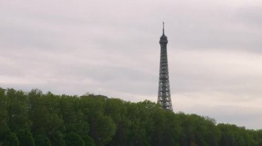 Sen nehri kıyısında bir tekne gezisi. Eyfel Kulesi, Paris, Fransa.