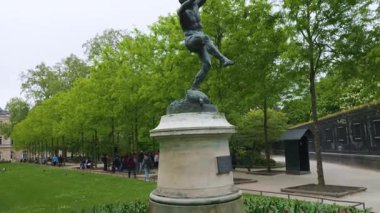 Güzel, zarif bir heykel Lüksemburg Bahçeleri 'nde dans eden Faun, Paris, Fransa' nın 6..