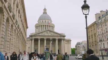 PARİS, FRANCE - 21 Nisan 2025: İnsanlar arka planda Pantheon binası ile Soufflot Sokağı boyunca yürüyorlar, Paris 'in 5..