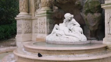 Fransa 'nın başkenti Paris' teki Lüksemburg Bahçeleri 'ndeki Medici Çeşmesi' nde güvercin banyosu. Barok çeşmesi, Polyphemus 'un şaşırtıcı Acis ve Galatea' nın mitolojik sahnesini tasvir ediyor..