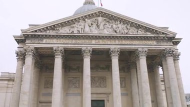 Pantheon binasının ana cephesi, bir Yunan tapınağından esinlenilmiş korint sütunlar, ve Paris, Fransa 'nın 5..