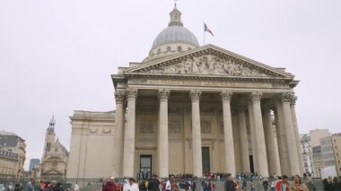 PARİS, FRANCE - 21 Nisan 2025: Turistler Paris 'in 5. Bölge' deki görkemli Pantheon binasının önündeki meydanda yürüyorlar.