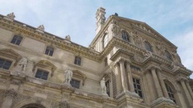 Fransa 'nın başkenti Paris' teki Louvre Sarayı 'nın (Cour Napoleon) ana avlusundaki Pavillon Denon manzarası açık güneşli bir günde.