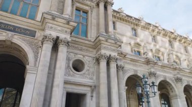Fransa 'nın başkenti Paris' teki Louvre Sarayı 'nın (Cour Napoleon) ana avlusundaki Pavillon Denon manzarası açık güneşli bir günde.