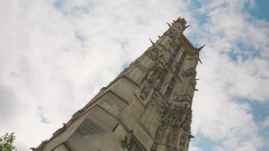 Fransa, Paris 'te bulutlu bir gökyüzüne karşı Saint-Jacques Kulesi' nin manzarası.