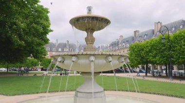 Fransa 'nın başkenti Paris' teki eski tarihi binalara karşı Place des Vosges 'un köşelerine kurulmuş dört çeşmeden biri..